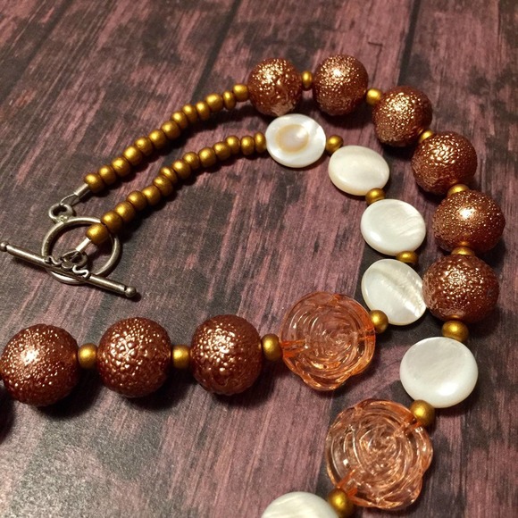 Handmade asymmetrical vintage style rose necklace - Picture 7 of 9